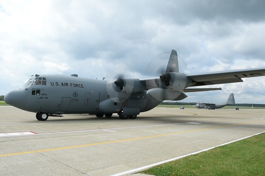 A 910th Airlift Wing C-130H Hercules aircraft sits on the ramp with engines running as Col. James Dignan, 910th Airlift Wing commander, prepares to fly his final flight with the unit here, Oct. 2, 2016. Dignan moved to a new assignment at the Pentagon Oct. 18, after commanding YARS for nearly four years. (U.S. Air Force photo/Tech. Sgt. Jim Brock)