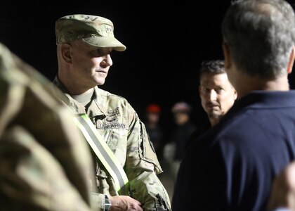 Army Maj. Gen. Richard Gallant, commanding general, Joint Task Force Civil
Support, speaks with Army North responders assigned to the incident command post during exercise Sudden Response 16-2 at Fort Hood, Texas. JTF-CS anticipates, plans and prepares for chemical, biological, radiological and nuclear response operations. 