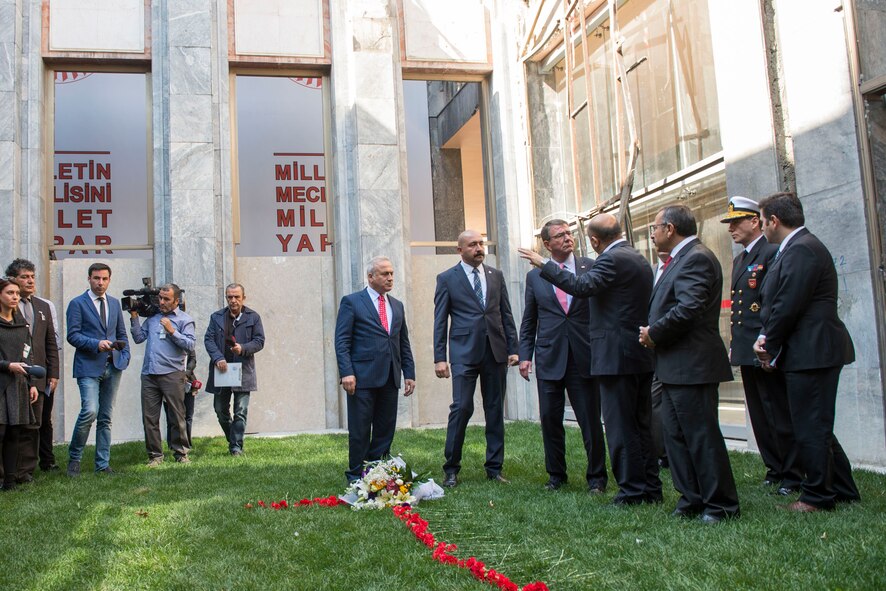 Defense Secretary Ash Carter meets with Turkish Defense Minister Fikri Işık and members of parliament.