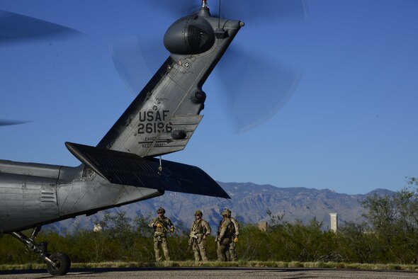 Pararescuemen assigned to the 48th Rescue Squadron wait for an HH-60G Pave Hawk to take-off from Davis-Monthan Air Force Base, Ariz., Oct. 18, 2016. The Airmen trained with the HH-60 on various alternate insertion/extraction methods to maintain proficiency.  (U.S. Air Force photo by Senior Airman Betty R. Chevalier)