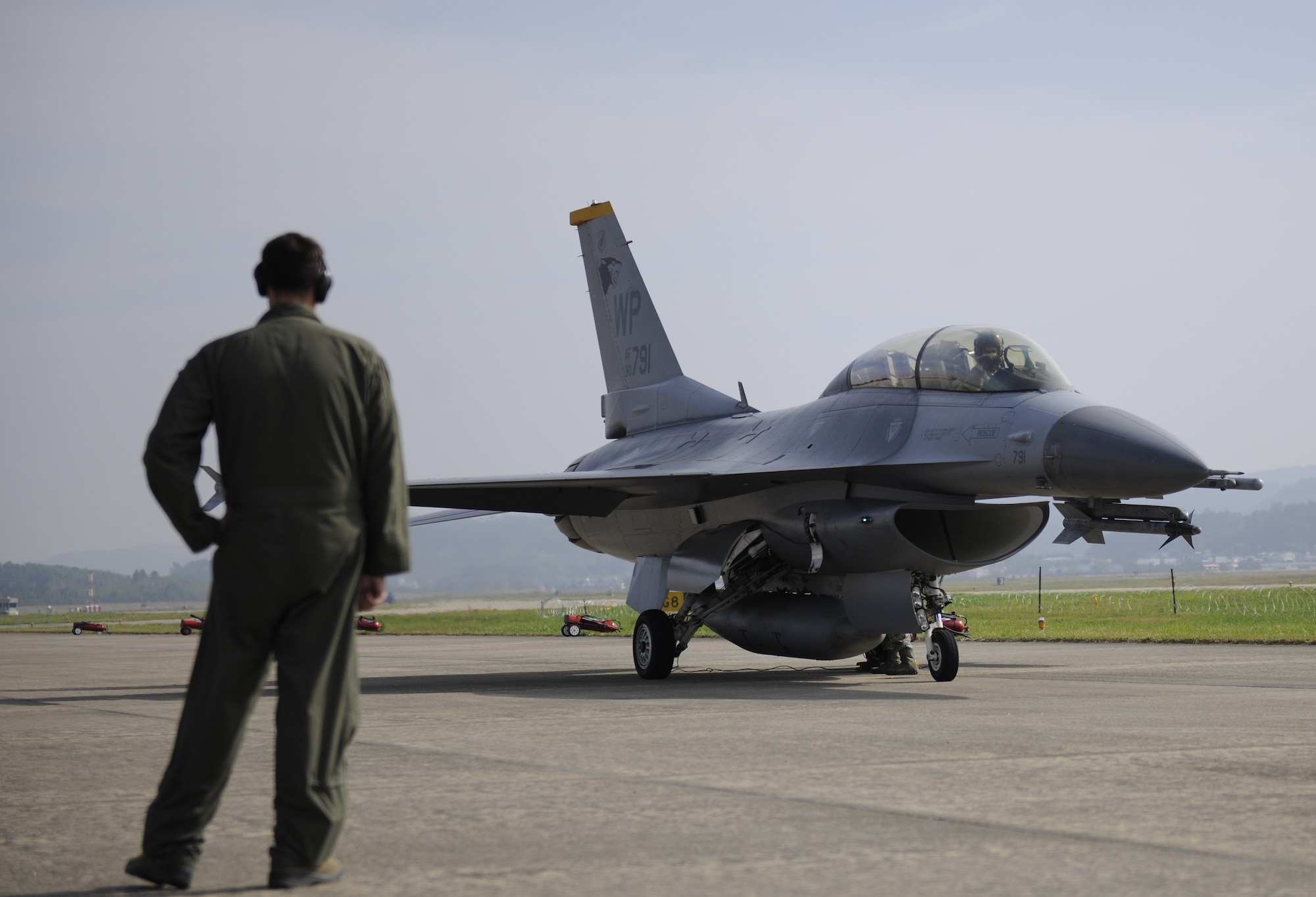 Capt. Matthew Alexander, 80th Fighter Squadron pilot, prepares his F-16 Fighting Falcon for a tow after landing at the Sacheon Airshow at Sacheon Base, Republic of Korea, Oct. 20, 2016. 7th Air Force provided both an F-16 and A-10 Thunderbolt II static display for the four-day airshow, showcasing U.S. Air Force capabilities to over 260,000 attendees. (U.S. Air Force photo by 1st Lt. Lauren Linscott/Released)