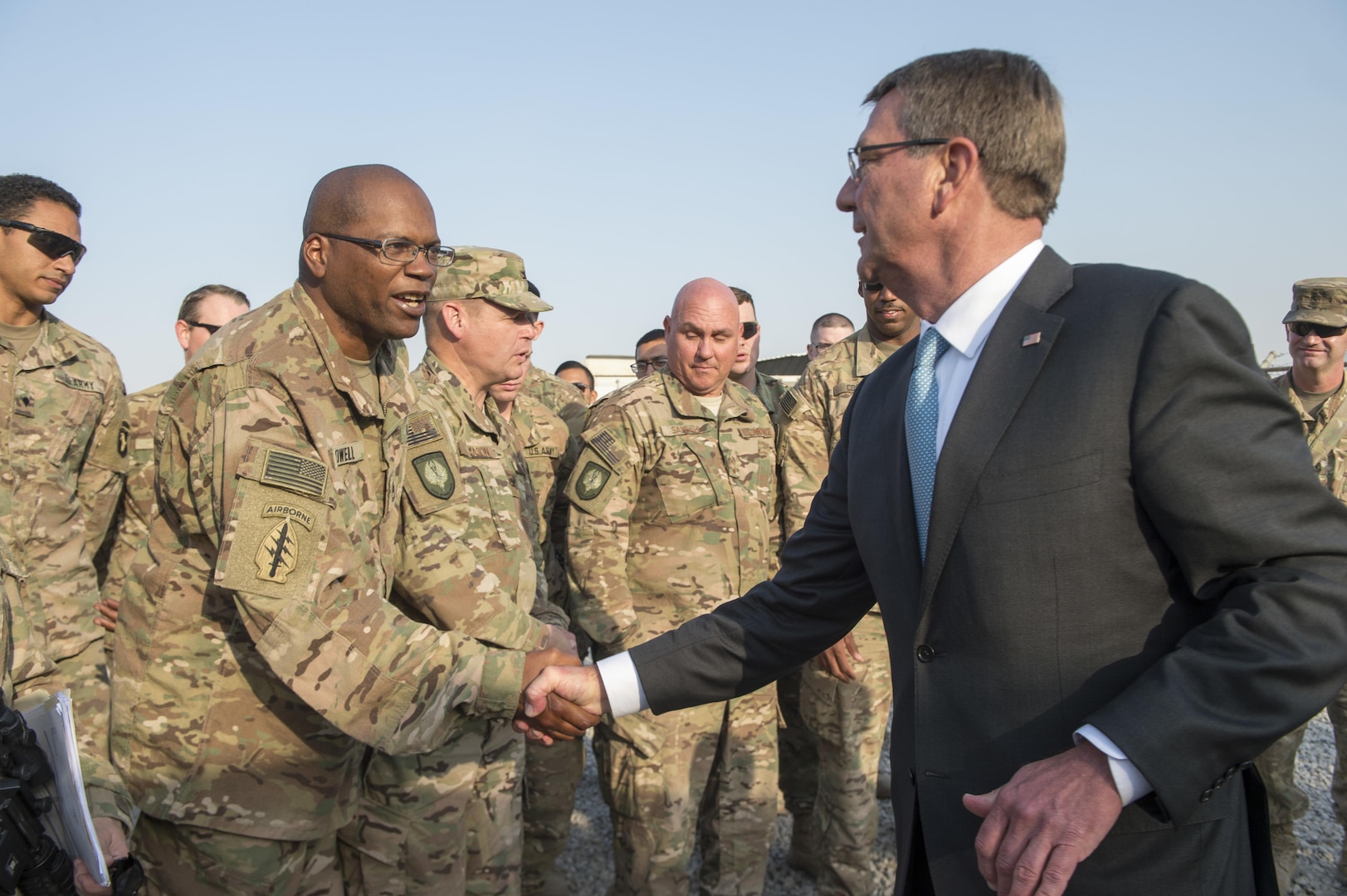 Secretary of Defense Ash Carter talks with members of the 101st Airborne Division in Erbil, Iraq, Oct. 23, 2016. (DoD photo by U.S. Air Force Tech. Sgt. Brigitte N. Brantley)