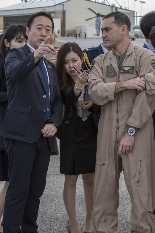 【★安心の定価販売★】 福田良彦岩国市長が米海兵隊ユマ基地を視察 > Marine Corps Air コレクション
