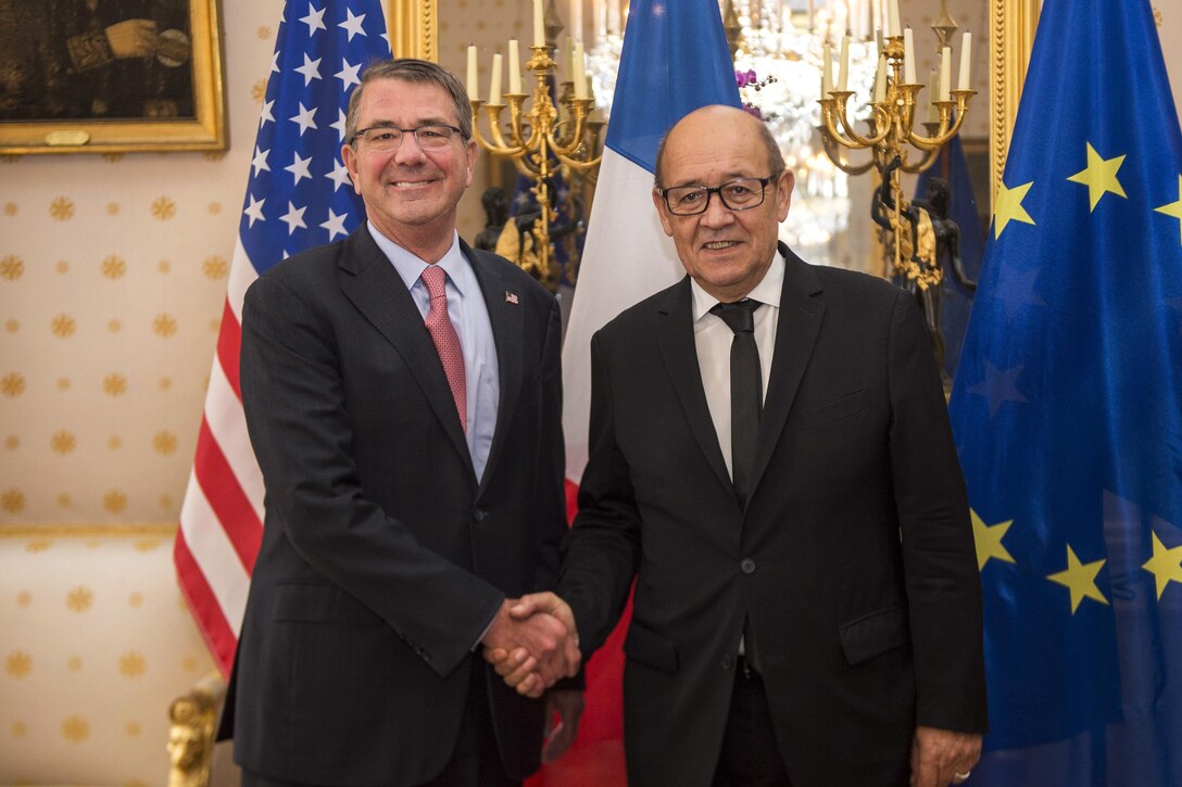 Defense Secretary Ash Carter poses for a photo with French Defense Minister Jean-Yves Le Drian in Paris, Oct. 25, 2016. DoD photo by Air Force Tech. Sgt. Brigitte N. Brantley
