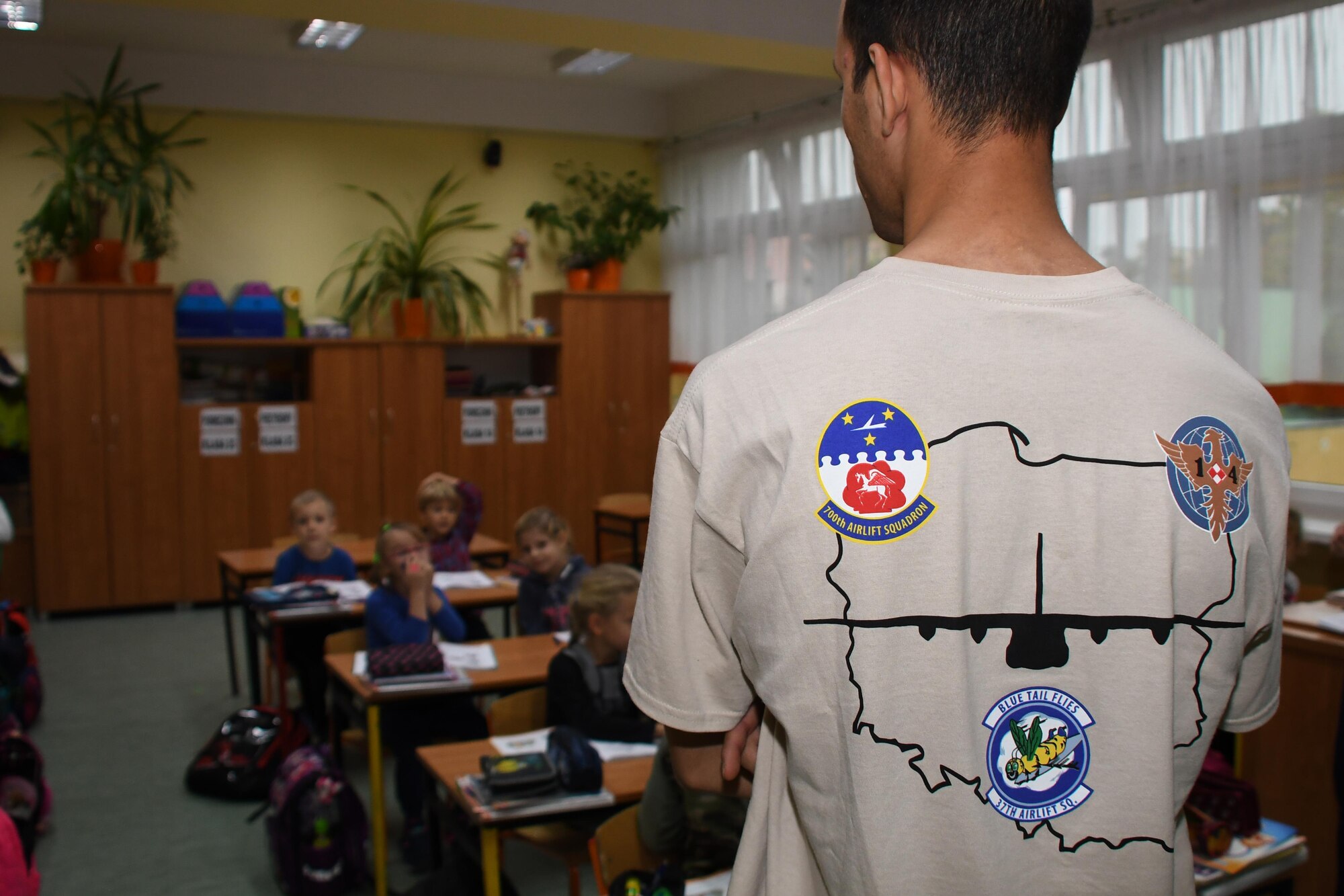 Airman 1st Class Justice Jahn, 86th Aircraft Maintenance Squadron crew chief, speaks with students at Elementary School No. Nine in Gniezno, Poland, Oct. 19, 2016. The discussion was part of a cultural orientation visit he participated in while members of the 94th Airlift Wing, Dobbins Air Reserve Base, Georgia, and the 86th Airlift Wing, Ramstein Air Base, work with the Polish air force during Aviation Detachment 17-1 in support of Operation Atlantic Resolve. (U.S. Air Force photo by Staff Sgt. Alan Abernethy)
