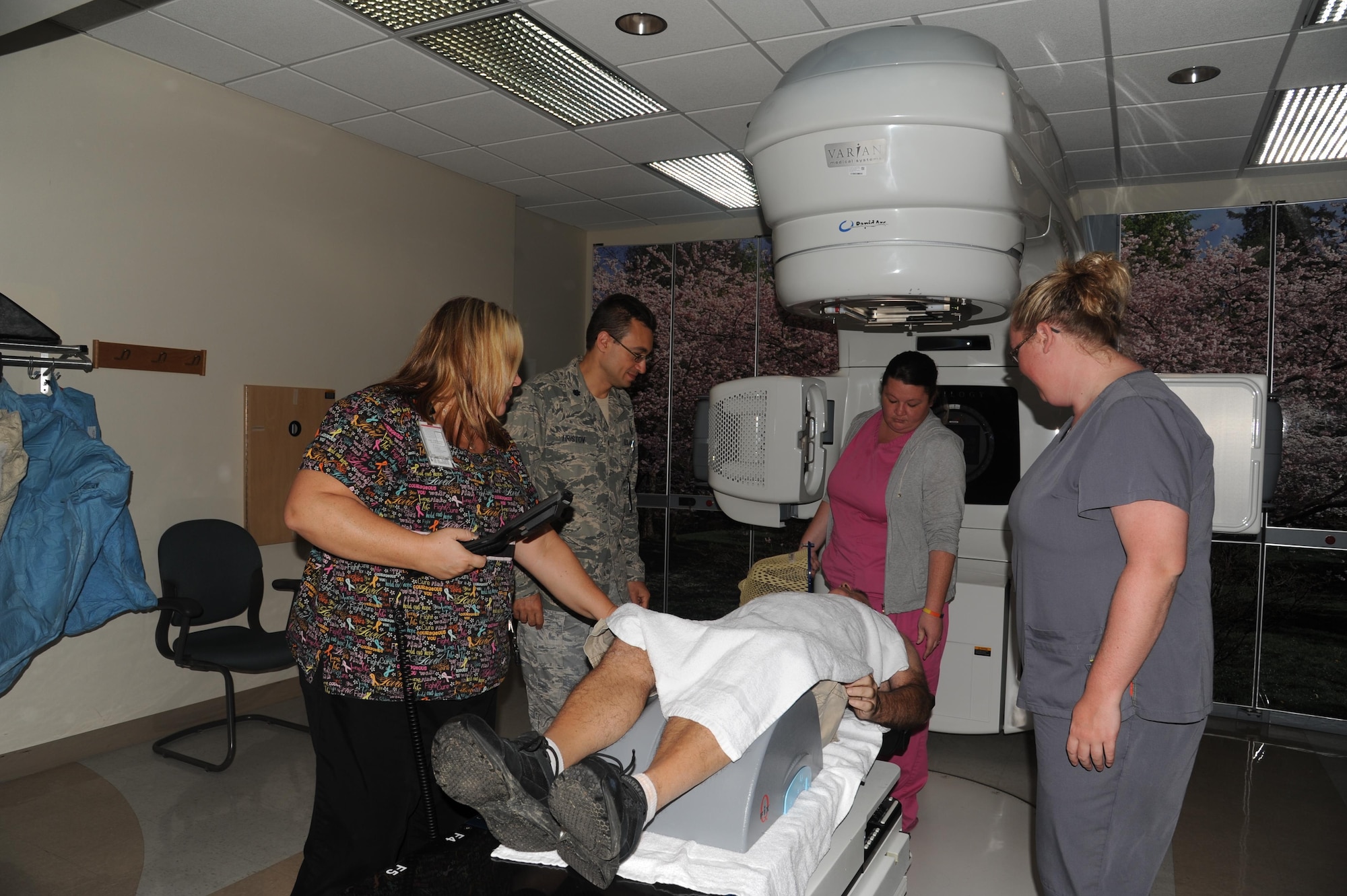 Registered nurse Amber Vanhoose flushes Nancy Harris' pic line prior to receiving a chemotherapy treatment at the Wright-Patterson Medical Clinic. (U.S. Air Force photo/Stacey
Geiger
