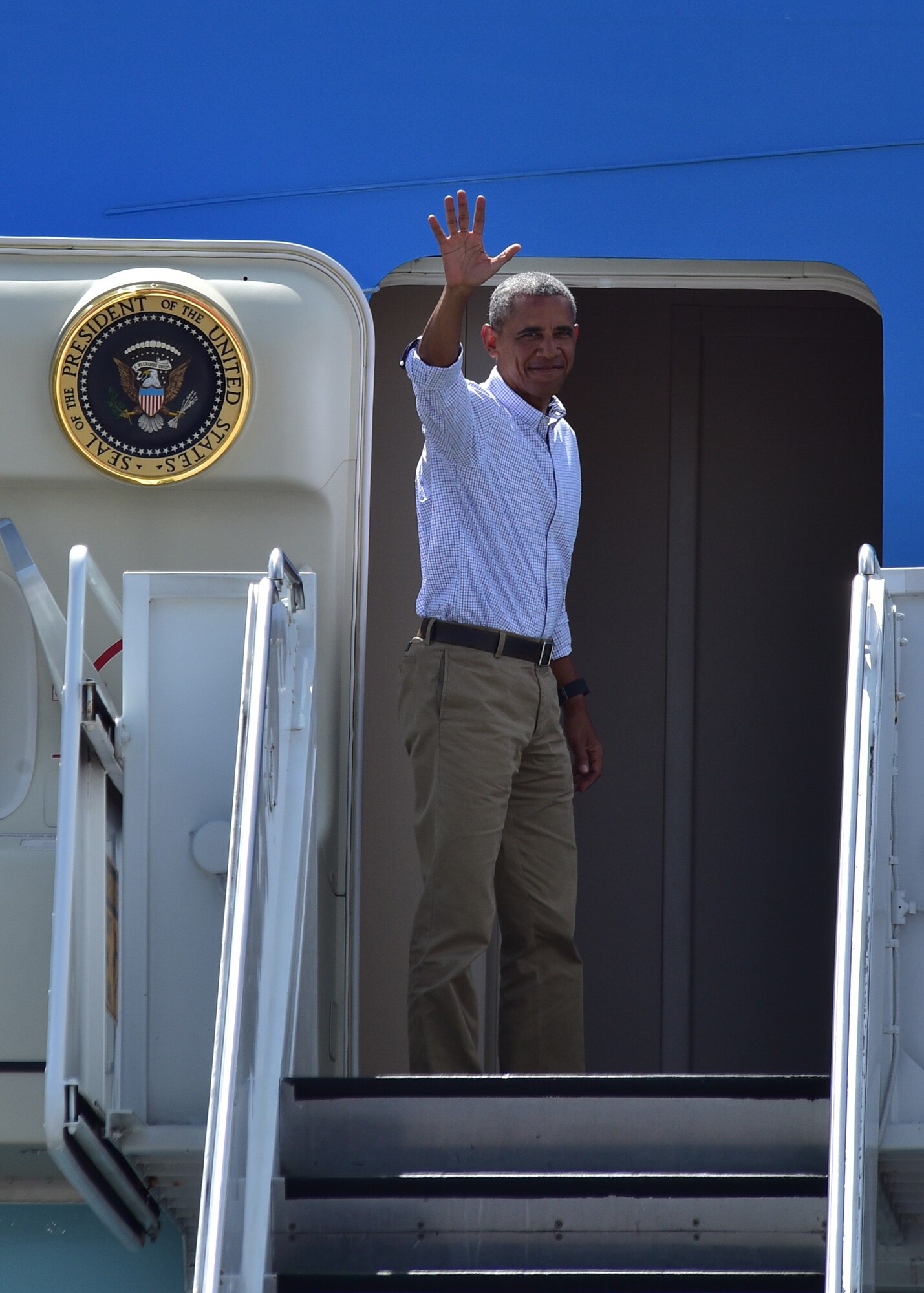 President Barack Obama gives one last wave before departing from Joint Base Pearl Harbor-Hickam, Hawaii, Sep. 2, 2016. President Obama was in Hawaii to speak at the Pacific Island Conference of Leaders and the International Union for Conservation of Nature World Conservation Congress. (U.S. Air Force Photo by Tech. Sgt. Aaron Oelrich/Released)