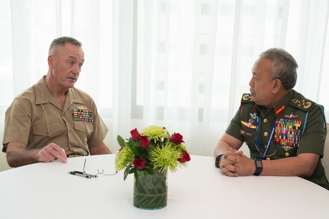 Marine Corps Gen. Joe Dunford, left, chairman of the Joint Chiefs of Staff, meets with Malaysian Chief of Defense Gen. Tan Sri Dato’ Sri (Dr.) Zulkifeli bin Mohd Zin in Manila, the Philippines, Sept. 5, 2016. Dunford was in Manila to attend the 2016 Chiefs of Defense Conference. DoD photo by Army Sgt. James K. McCann