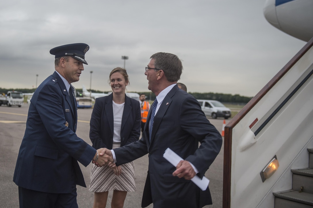 U.S. Air Force Brig. Gen. Christopher Short, United Kingdom defense attache, welcomes Defense Secretary Ash Carter to London, Sept. 6, 2016. Carter is in England for the U.N. Peacekeeping Defense Ministerial. DoD photo by Air Force Tech. Sgt. Brigitte N. Brantley