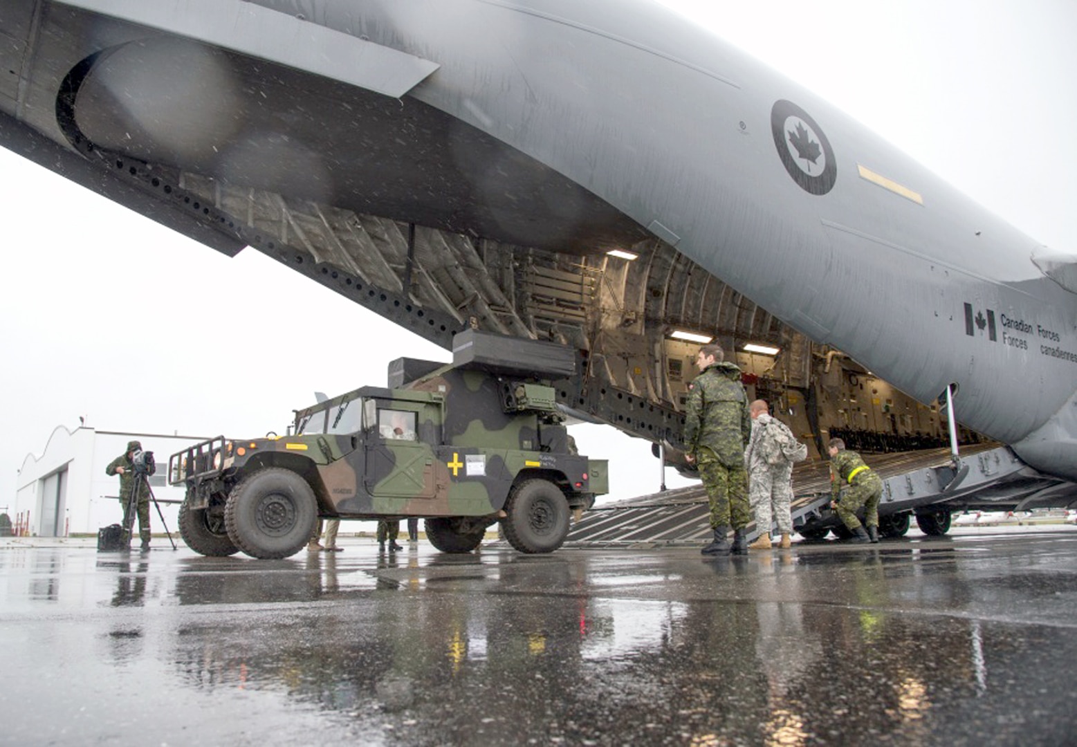 Members and equipment from the 263rd Army Air and Missile Defense Command arrive on board a C-17 Globemaster at 22 Wing North Bay, Ontario during the Vigilant Shield Air Defense Artillery exercise Aug. 13.
