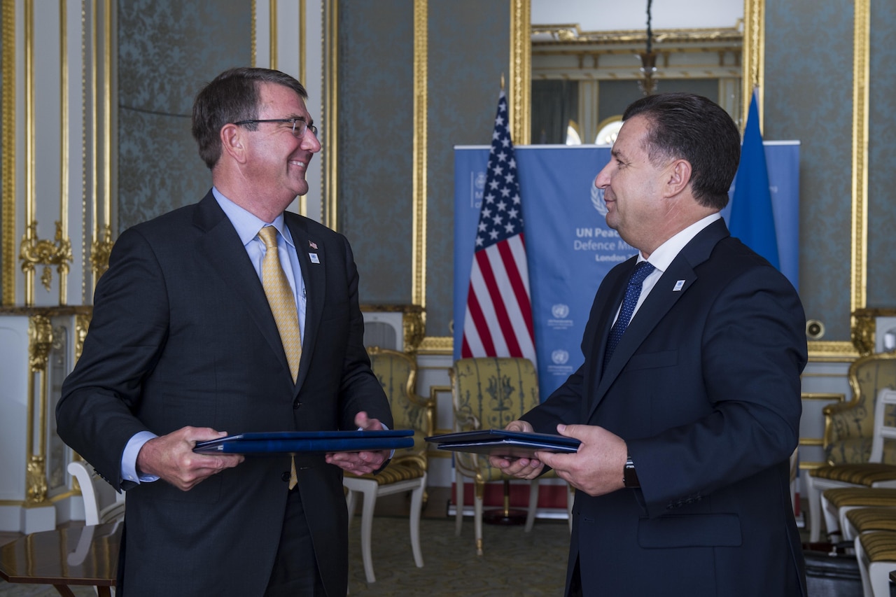 Defense Secretary Ash Carter and Ukrainian Defense Minister Stepan Poltorak sign a bilateral framework to enhance the defense capacity of Ukraine’s forces during a U.N. Peacekeeping Ministerial meeting at Lancaster House in London, England, Sept. 8, 2016. DoD photo by Air Force Tech. Sgt. Brigitte N. Brantley