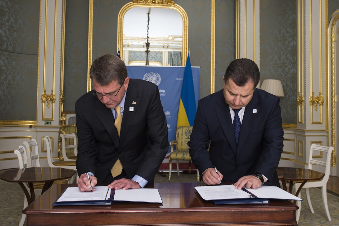 Defense Secretary Ash Carter and Ukrainian Defense Minister Stepan Poltorak sign a bilateral framework to enhance the defense capacity of Ukraine’s forces during a U.N. Peacekeeping Ministerial meeting at Lancaster House in London, England, Sept. 8, 2016. DoD photo by Air Force Tech. Sgt. Brigitte N. Brantley