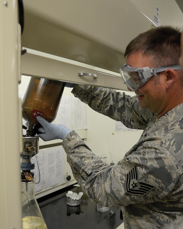 Citizen Airmen fuel Air Force > 445th Airlift Wing > Display