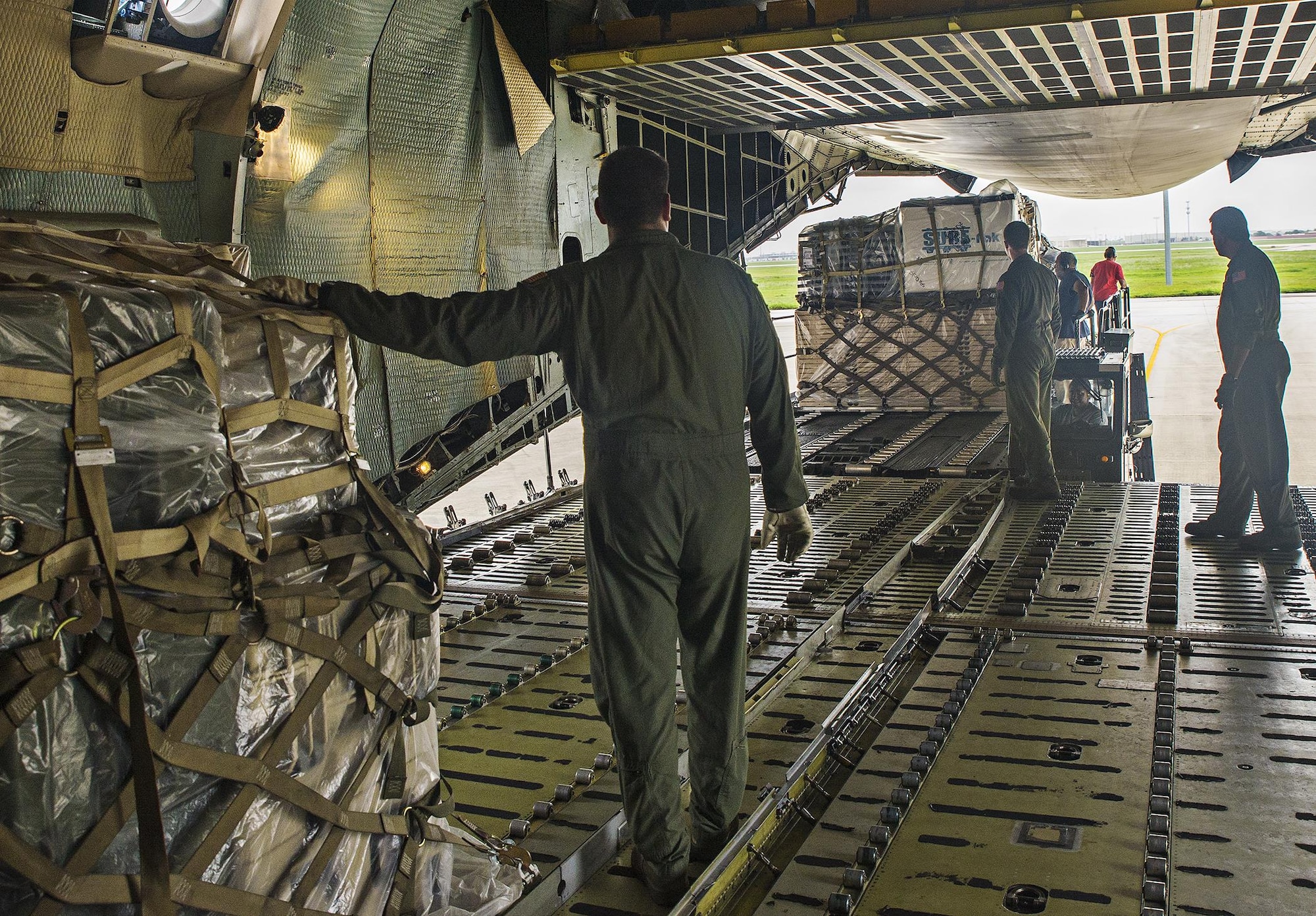 Loadmasters from the 68th Airlift Squadron use a K-Loader to move cargo onto a C-5A Galaxy aircraft Sept. 8, 2016 at Joint Base San Antonio-Lackland, Texas. U.S. Army South’s Headquarters and Headquarters Battalion Soldiers from JBSA-Fort Sam-Houston are taking part in a weeklong emergency deployment exercise at Naval Station Guantanamo Bay, Cuba. (U.S. Air Force photo by Benjamin Faske)