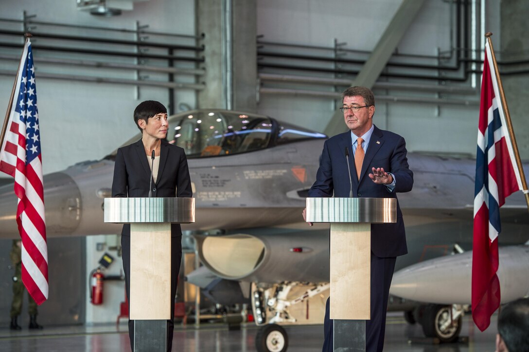 Defense Secretary Ash Carter and Norwegian Defense Minister Ine Eriksen Soreide conduct a news conference in Oslo, Norway, Sept. 9, 2016. DoD photo by Air Force Tech. Sgt. Brigitte N. Brantley
