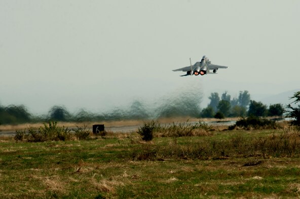 A California Air National Guard F-15C Eagle takes off from the flightline on Graf Ignatievo, Bulgaria, Sept. 8, 2016. Four of the 194th Expeditionary Fighter Squadron’s F-15Cs conducted joint NATO air policing missions with the Bulgarian Air Force to police the host nation’s sovereign airspace Sept. 9-16, 2016. (U.S. Air Force photo/Staff Sgt. Joe W. McFadden)