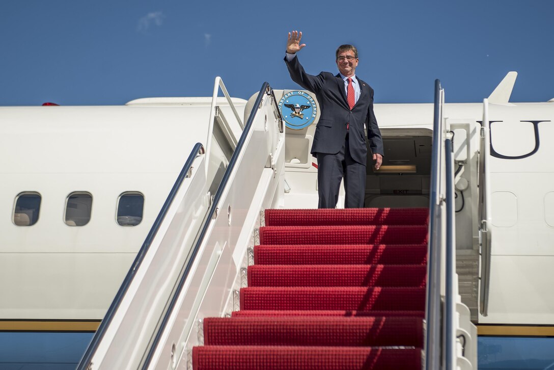 Defense Secretary Ash Carter departs from Joint Base Andrews, Md., Sept. 12, 2016, to travel to San Francisco and Austin, Texas, to discuss building and rebuilding bridges between the Pentagon and America's innovative technology community. DoD photo by Army Sgt. Amber Smith