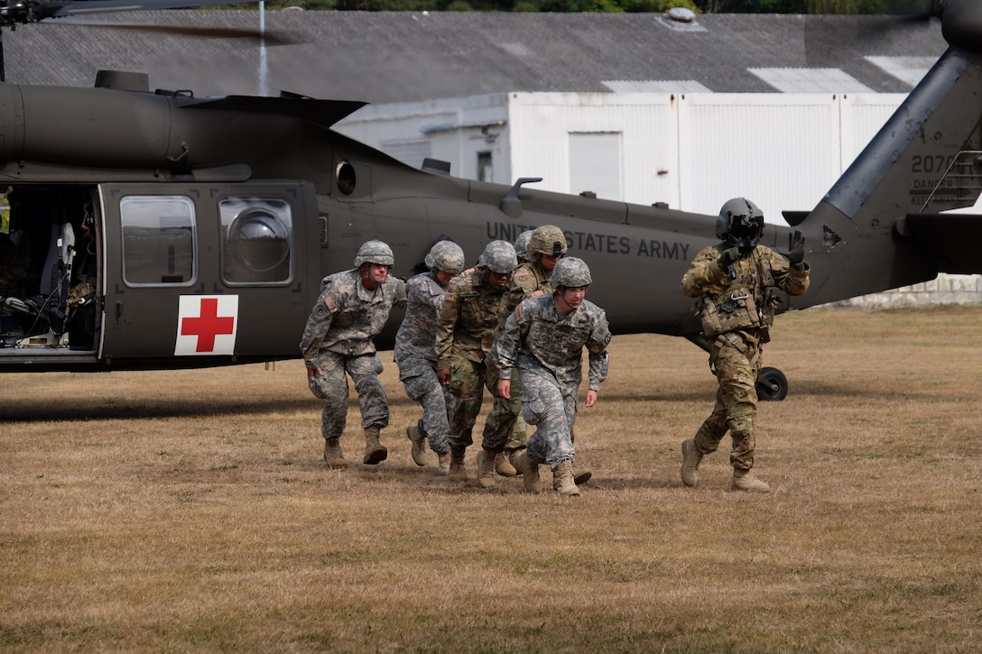 KAISERSLAUTERN, Germany — 7th Mission Support Command Soldiers from the Medical Support Unit-Europe conduct medical evacuation training with Staff Sgt. Jessie Turner, flight medic with the 1st Armored Division’s Combat Aviation Brigade, Sept. 9, 2016. 
(Photo by Sgt. 1st Class Matthew Chlosta, 7th MSC Public Affairs Office)
