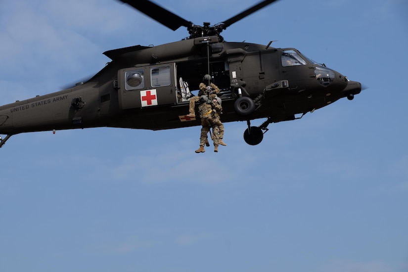 KAISERSLAUTERN, Germany — 7th Mission Support Command Soldiers from the Medical Support Unit-Europe conduct medical evacuation training with Staff Sgt. Jessie Turner, flight medic with the 1st Armored Division’s Combat Aviation Brigade, Sept. 9, 2016. 
(Photo by Sgt. 1st Class Matthew Chlosta, 7th MSC Public Affairs Office)
