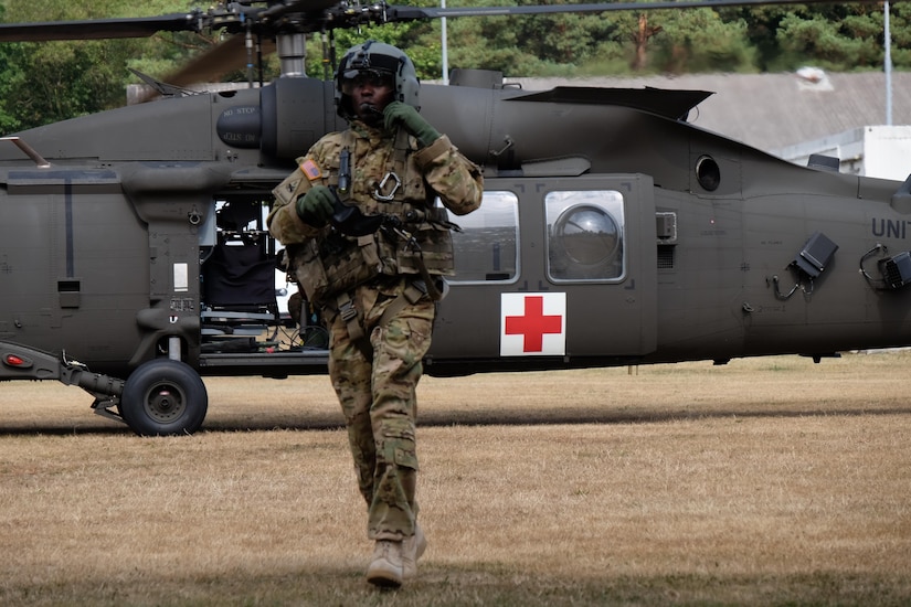 KAISERSLAUTERN, Germany — 7th Mission Support Command Soldiers from the Medical Support Unit-Europe conduct medical evacuation training with Staff Sgt. Jessie Turner, flight medic with the 1st Armored Division’s Combat Aviation Brigade, Sept. 9, 2016. 
(Photo by Sgt. 1st Class Matthew Chlosta, 7th MSC Public Affairs Office)
