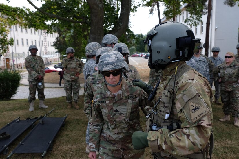 KAISERSLAUTERN, Germany — 7th Mission Support Command Soldiers from the Medical Support Unit-Europe conduct medical evacuation training with Staff Sgt. Jessie Turner, flight medic with the 1st Armored Division’s Combat Aviation Brigade, Sept. 9, 2016. 
(Photo by Sgt. 1st Class Matthew Chlosta, 7th MSC Public Affairs Office)
