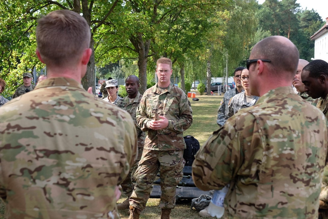 KAISERSLAUTERN, Germany — 7th Mission Support Command Soldiers from the Medical Support Unit-Europe conduct medical evacuation training with Staff Sgt. Jessie Turner, flight medic with the 1st Armored Division’s Combat Aviation Brigade, Sept. 9, 2016. 
(Photo by Sgt. 1st Class Matthew Chlosta, 7th MSC Public Affairs Office)
