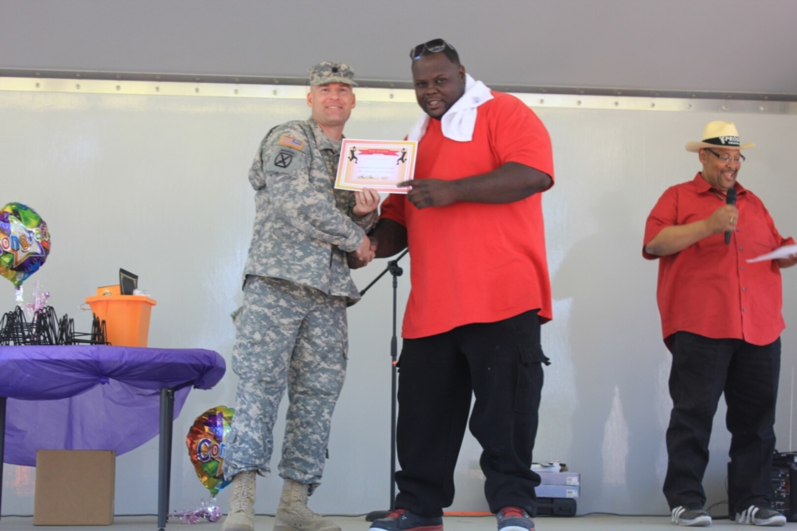 Roshad Chatman (right), a material handler at DLA Distribution Red River, Texas, receives an award from Red River commander, Army Lt. Col. Anthony Stoeger, before his dramatic weight loss. 