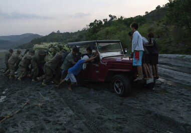 U.S. Marines, Soldiers and a Sailor assist a local Philippine family during Balikatan 16 at Crow Valley, Philippines, April 4, 2016. While U.S. service members were conducting bilateral training, they stopped help a Philippine family get their vehicle out of the mud. Balikatan provides opportunities for U.S. and Philippine forces to learn from each other and train for potential real world crises, better preparing them to support the local population throughout the Indo-Asia-Pacific region. 