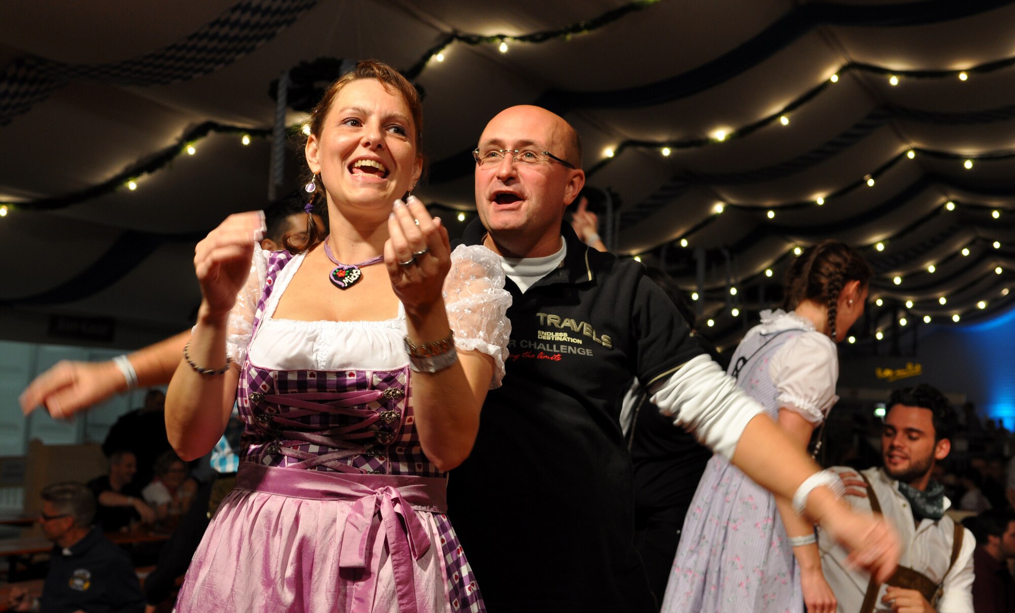 Festival visitors enjoy singing and cheering to music at a past October festival in Wittlich. Photo by Iris Reiff 
