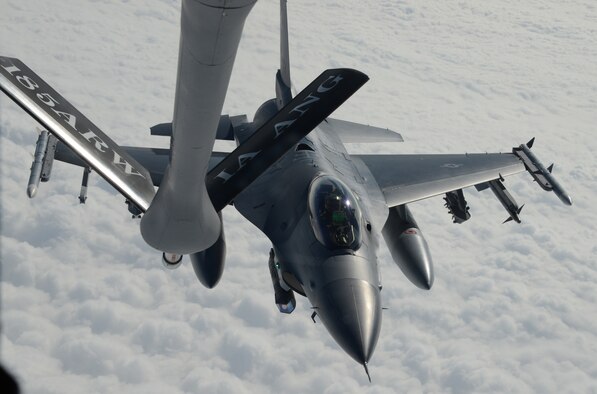 F-16 refuel