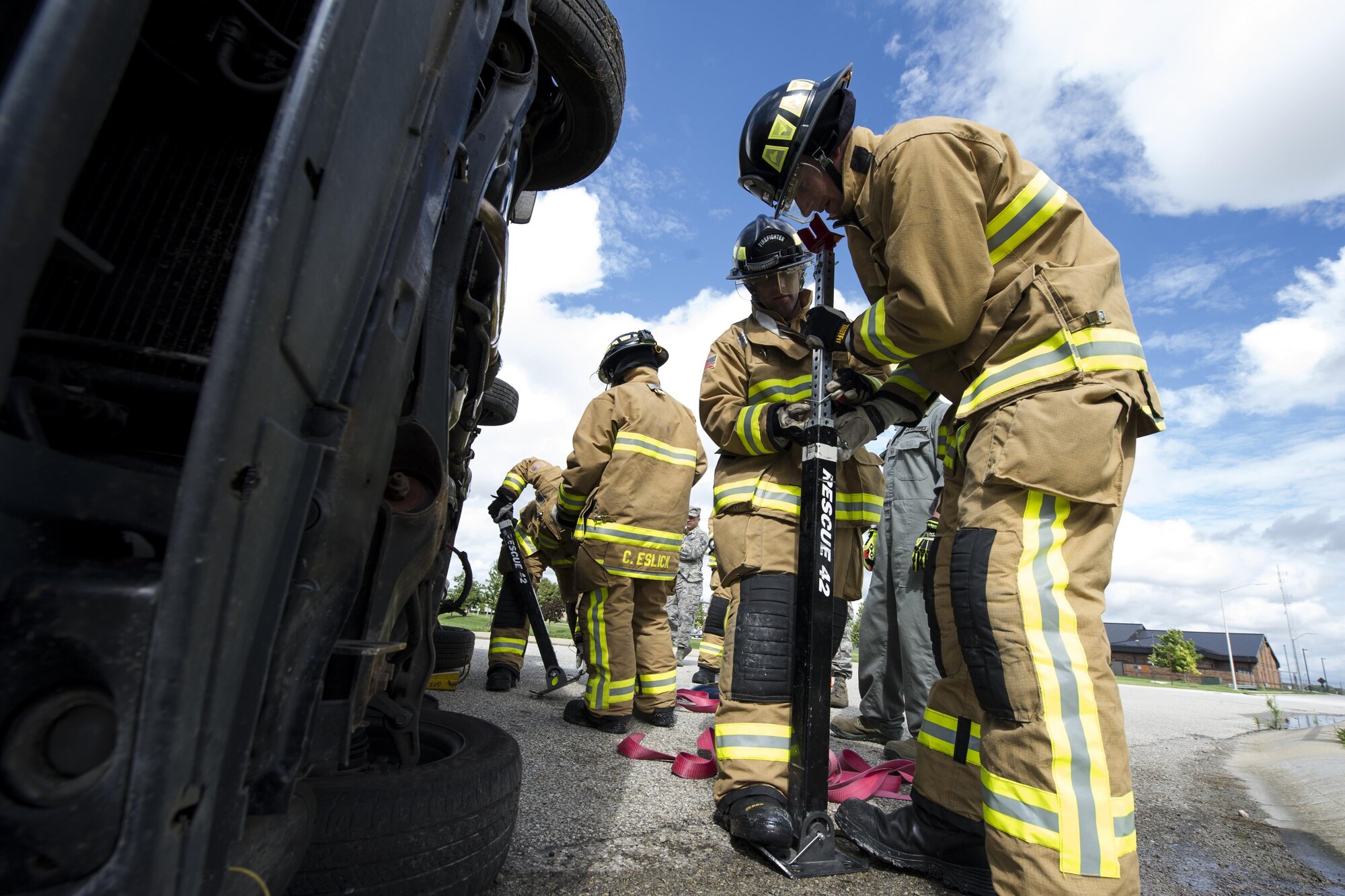 434th Civil Engenieer Squadron Airmen set up struts to assist in righting a vehicle involved in a simulated auto accident during an exercise Sept. 10, 2016 at Grissom Air Reserve Base, Ind. The exercise was meant to demonstrate a whole squadron response to base recovery, sustainment and protection through a combination of civil engineering and emergency response capabilities. (U.S. Air Force photo/Staff Sgt. Katrina Heikkinen)