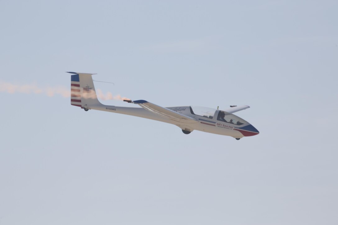 ‘Sailplane Magic’ performs at 2016 MCAS Miramar Air Show