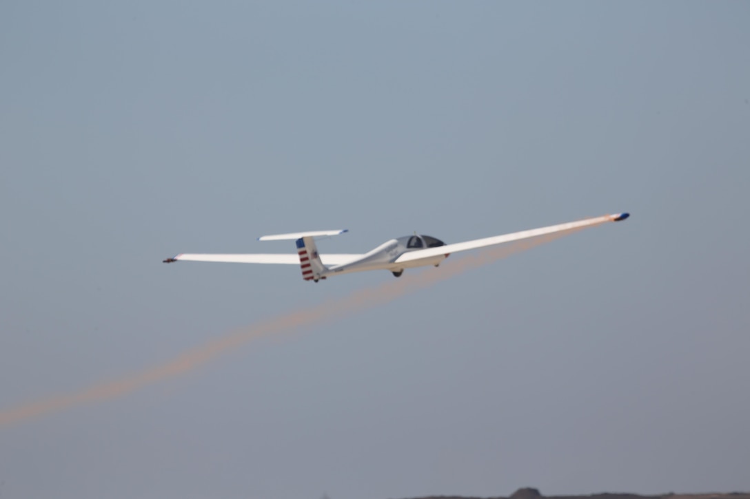 ‘Sailplane Magic’ performs at 2016 MCAS Miramar Air Show