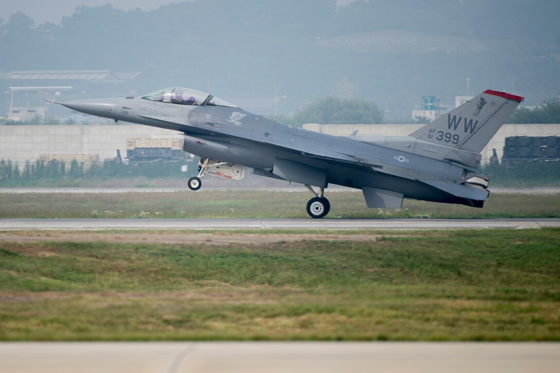 A U.S. Air Force F-16 Fighting Falcon from Misawa Air Base, Japan, lands after performing at Air Power Day 2016 at Osan Air Base, Republic of Korea, Sept. 25, 2016. Air Power Day gives the U.S. and the ROKAF the chance to illustrate their capabilities and alliance to a global audience. (U.S. Air Force photo by Staff Sgt. Jonathan Steffen