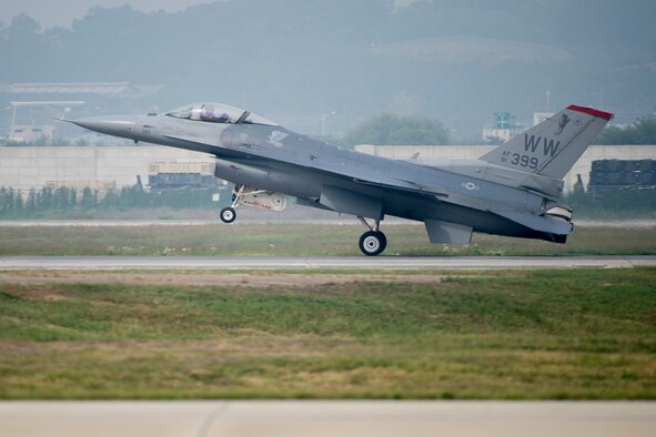 A U.S. Air Force F-16 Fighting Falcon from Misawa Air Base, Japan, lands after performing at Air Power Day 2016 at Osan Air Base, Republic of Korea, Sept. 25, 2016. Air Power Day gives the U.S. and the Republic of Korea air force the chance to illustrate their capabilities and alliance to a global audience. (U.S. Air Force photo by Staff Sgt. Jonathan Steffen)