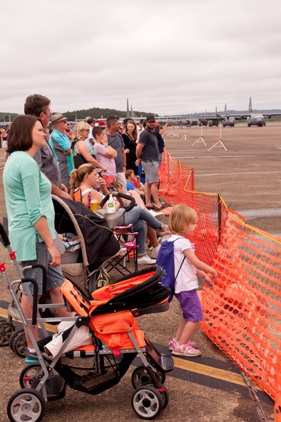 Visitors watch soldiers from the Arkansas Army National Guard demonstrate an M119 105mm Howitzer during the 2016 Arkansas Military Expo at Little Rock Air Force Base, Ark., Sept. 17, 2016. The expo, which was open to the public, offered a wide variety of attractions for the entire family, including circus acts, static displays, military demonstrations and a petting zoo for children. (Courtesy photo by Eva Walston/Released)