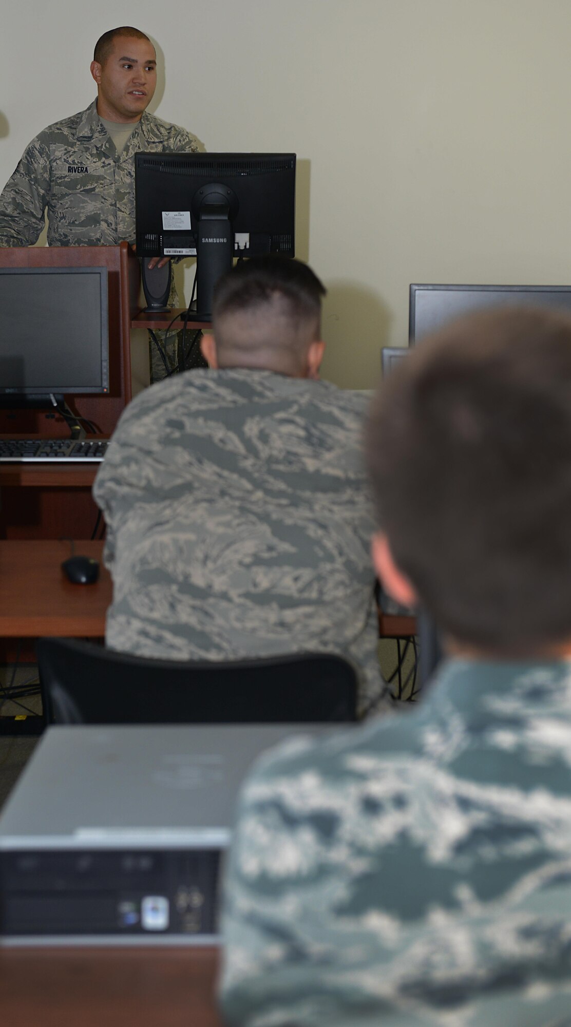 U.S. Air Force Staff Sgt. Daniel Rivera, 1st Maintenance Group maintenance training instructor, instructs a class on “hot pit” refueling procedures at Joint Base Langley-Eustis, Va., Sept. 13, 2016. Hot pit refueling systems allow aircraft to land and refuel while the engines are still running. (U.S. Air Force photo by Staff Sgt. Teresa J. Cleveland)