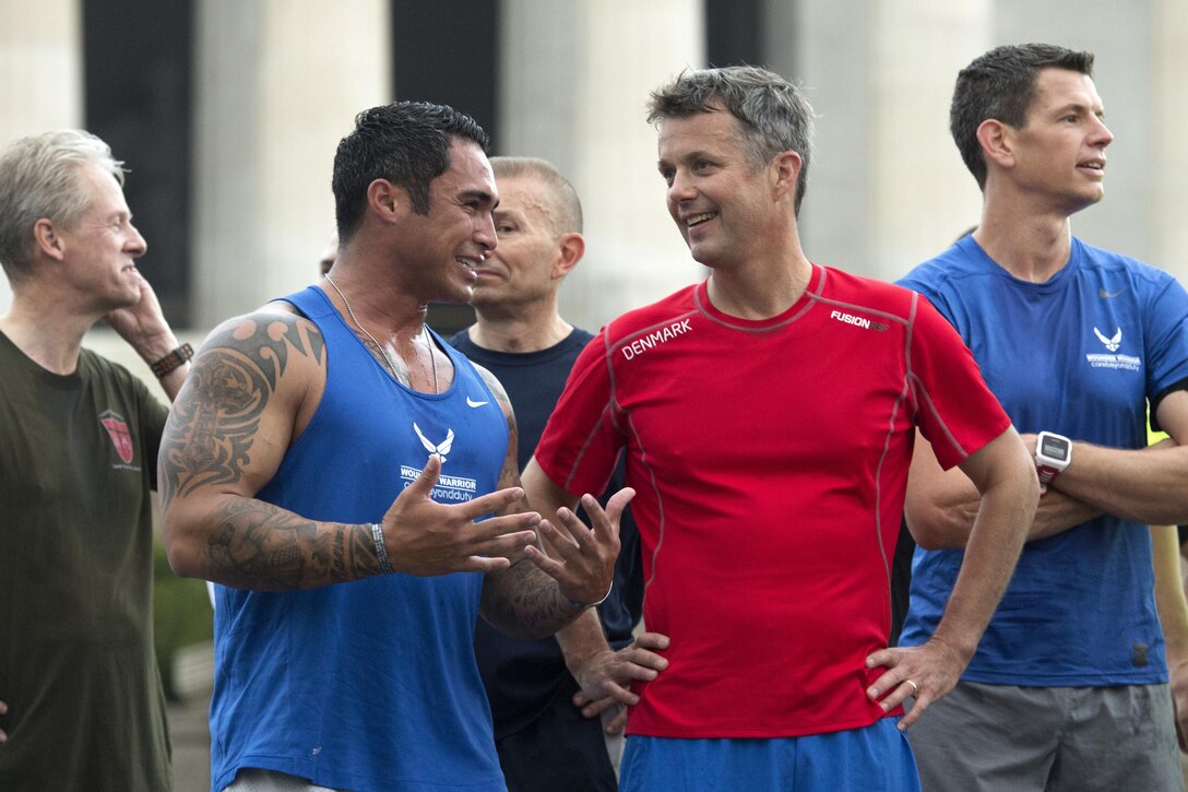 Crown Prince Frederik of Denmark, front right, speaks with Air Force Tech. Sgt. Chris Ferrell in front of the Lincoln Memorial in Washington, Sept. 28, 2016. Frederik, wounded veterans from Denmark and the United States, military members and their families ran 3.8 miles around the National Mall. DoD photo by EJ Hersom