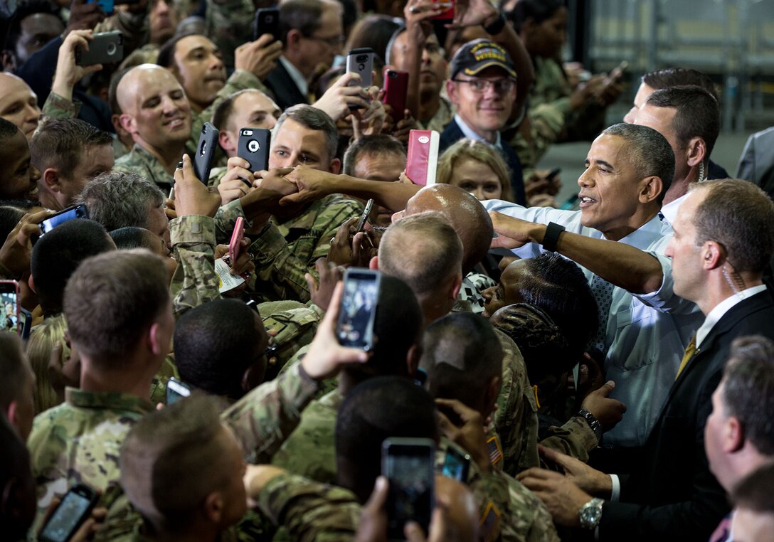 President Barack Obama greets service members at Fort Lee, Va., following remarks to thank them for their outstanding service to the nation, Sept. 28, 2016. Official White House photo by Pete Souza