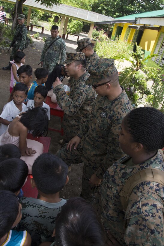 U.S. Sailors with 3d Medical Battalion, 3d Marine Logistics Group and Philippine Navy personnel teach students of the San Vicente Elementary School proper techniques for conducting CPR on a person during Philippine Amphibious Landing Exercise 33 (PHIBLEX) Sept 23, 2016. PHIBLEX 33 is an annual U.S.-Philippine military bilateral exercise that combines amphibious landing and live-fire training with humanitarian civic assistance efforts to strengthen interoperability and working relationships. (U.S. Marine Corps photo by MCIPAC Combat Camera Cpl. Allison Lotz/Released)