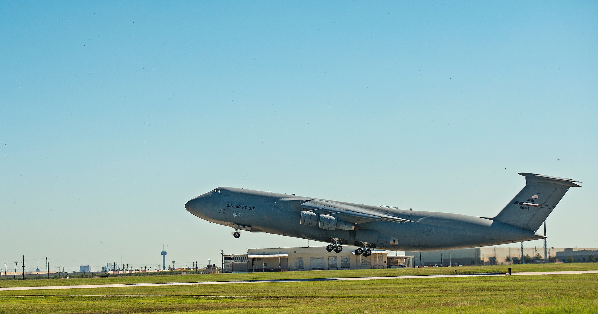 The last 433rd Airlift Wing C-5A Galaxy aircraft, tail number 70-0448, departs from Joint Base San Antonio-Lackland, Texas Sept. 28, 2016. The Alamo Wing will receive eight C-5M Super Galaxy aircraft to support the U.S. Air Force’s rapid global mobility mission.  (U.S. Air Force photo by Benjamin Faske)  