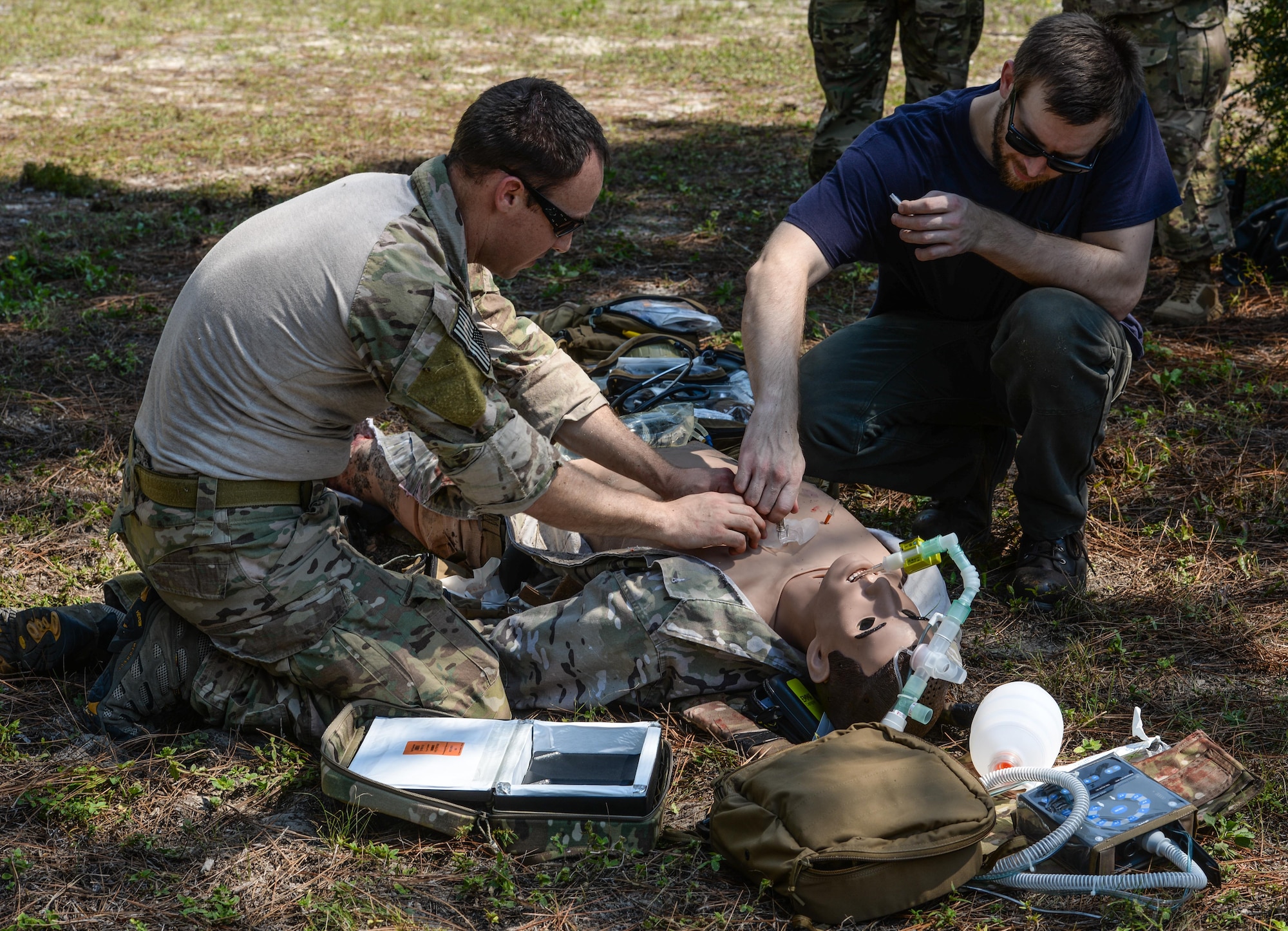 An Air Combat Command pararescuman shows Jay Bennett, journalist and associate editor for Popular Mechanics, new medical techniques and technology used on the battlefield with a medical manikin at Hurlburt Field, Fla., Sept. 28, 2016. This manikin could scream, talk, breathe and bleed on command. (U.S. Air Force photo/Staff Sgt. Melanie Holochwost)