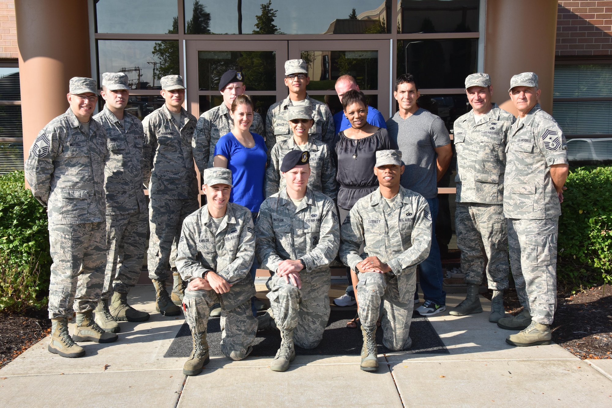 Chief Master Sgt. Erica Kelly, Air Force Reserve Command command chief, and Chief Master Sgt. Clint Ronan, 22nd Air Force command chief, pose with newcomers to the 911th Airlift Wing at the Pittsburgh International Airport Air Reserve Station, September 10, 2016. Kelly and Ronan joined 911th AW Command Chief Master Sgt. Christopher D. Neitzel and 911th AW Command Chief Master Sgt. Brian Zator in welcoming several new Airmen to the installation’s family. (U.S. Air Force photo by Staff Sgt. Marjorie A. Bowlden)
