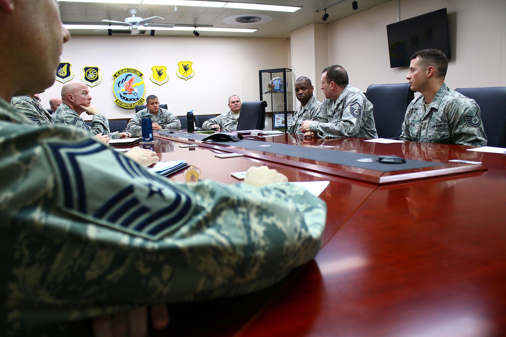 445th Logistics Readiness Squadron Airmen attend a mid-tour briefing with Lt. Col. Patrick Launey, commander of the 18th LRS here March 15, 2017. (U.S. Air Force photo by TSgt Patrick O’Reilly) 
