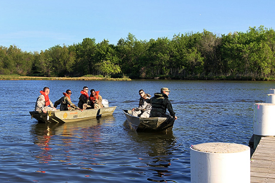 Louisiana Army National Guard members participate in water search-and-rescue training during a disaster relief exercise at the Bonnet Carre Spillway, St. Charles Parish, Louisiana, April 1, 2017. The soldiers are assigned to the Louisiana Army National Guard’s 2225th Multi-Role Bridge Company, 225th Engineer Brigade. Army National Guard photo by Spc. Cody Wolfgang Kellum