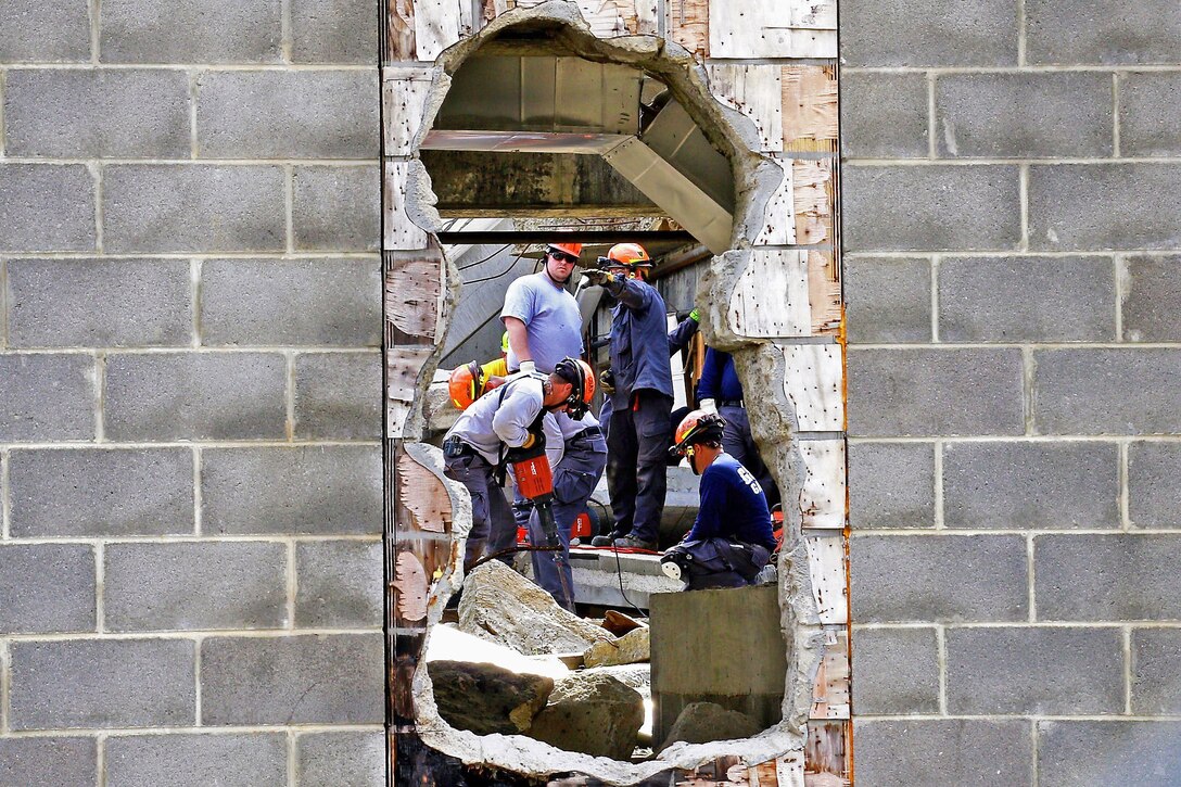 National Guardsmen and members of Georgia’s Search and Rescue Task Force 2 element drill through a cement wall to rescue simulated trapped casualties during Exercise Vigilant Guard 17 in Perry, Ga., March 30, 2017. Army National Guard photo by Staff Sgt. Tom Thornton