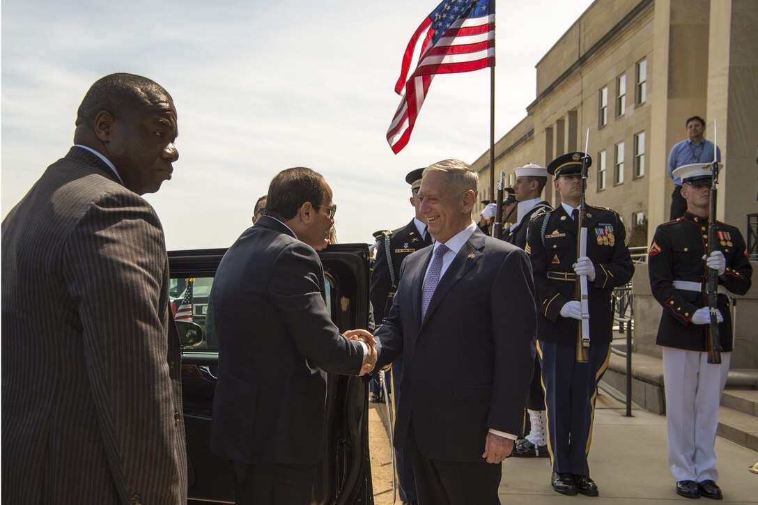 Defense Secretary Jim Mattis welcomes Egyptian President Abdel-Fattah al-Sissi to the Pentagon, April 5, 2017.  DoD photo by Army Sgt. Amber I. Smith