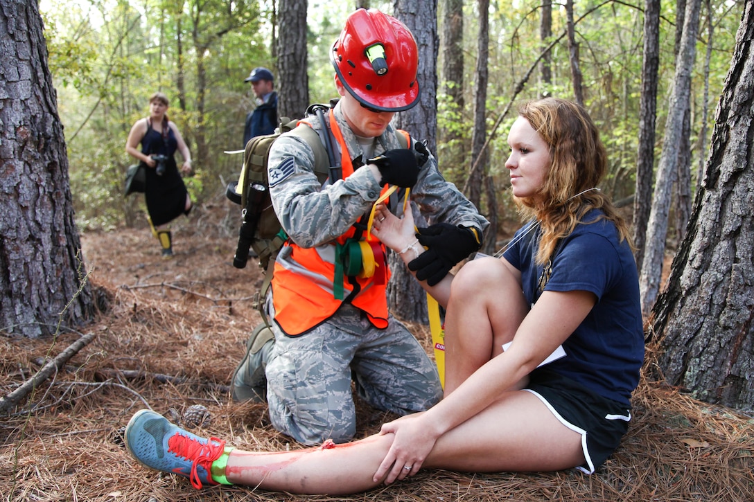 An Alabama Air National Guardsman provides medical aid to a mock casualty during operation Vigilant Guard in Tifton, Ga., March 28, 2017. The airman is assigned to the Alabama Air National Guard’s 187th Medical Group. The exercise provides National Guard units with opportunity to improve on cooperation and relationships with not only local and state agencies but military and federal partners as well to insure proper preparation for emergencies and catastrophic events. Army photo by Spc. Josue Mayorga