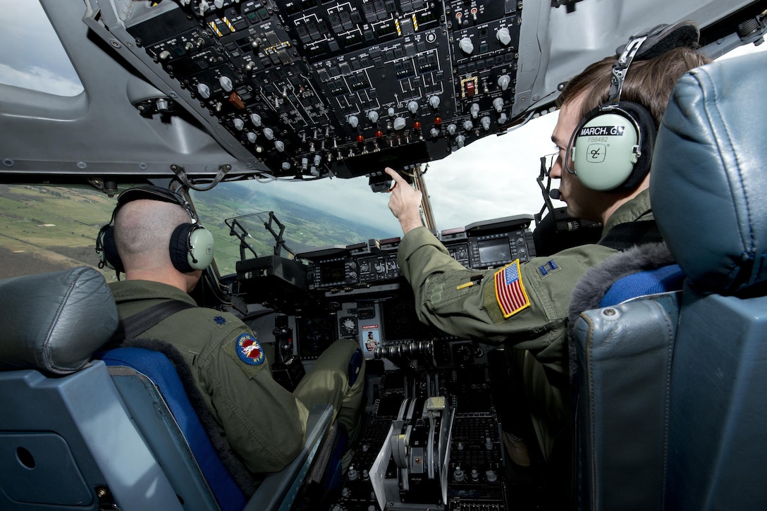 C-17 pilots hone their skills