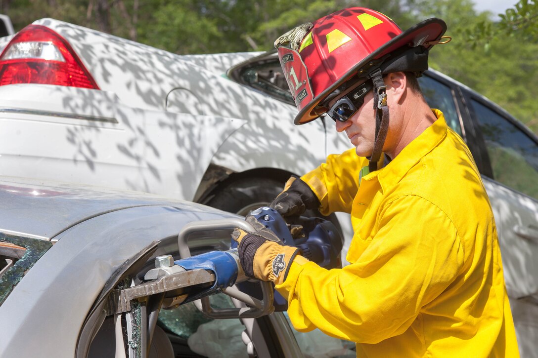 Lt. Blake Whitehead from the Tift County Fire and Rescue uses hydraulic extrication equipment on a vehicle during operation Vigilant Guard in Tifton, Ga., March 28, 2017. Army photo by Spc. Jesse Coggins